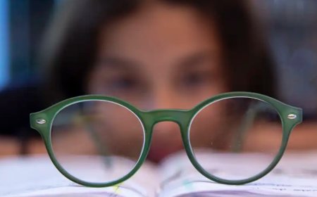 Tempo excessivo e pouca distância de telas contribuem para miopia