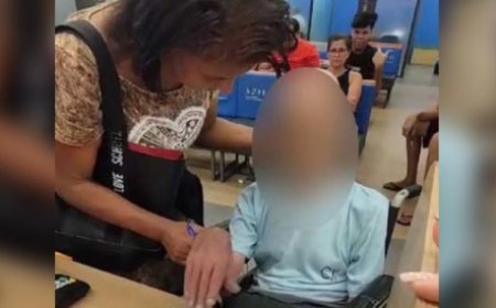 Mulher que levou idoso morto ao banco segue presa e alega inocência.