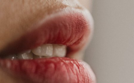 Lábios descamando: por que isso acontece e como evitar?