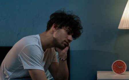 Insônia: entenda os riscos de tomar remédios por conta própria para dormir.