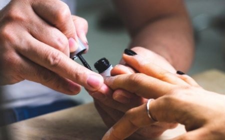 Coceira nas pálpebras é o principal sinal de alergia a esmaltes de unha