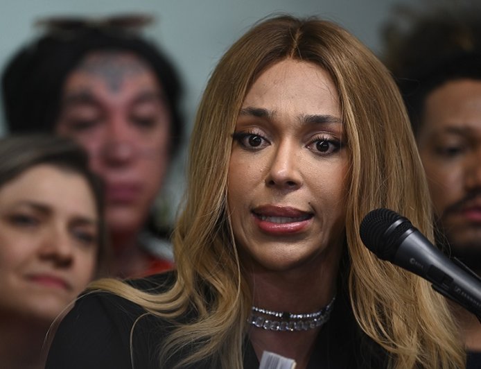 Novo aciona Conselho de Ética contra Erika Hilton