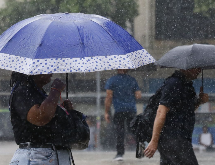 Alerta laranja de chuvas atinge 17 estados no Brasil