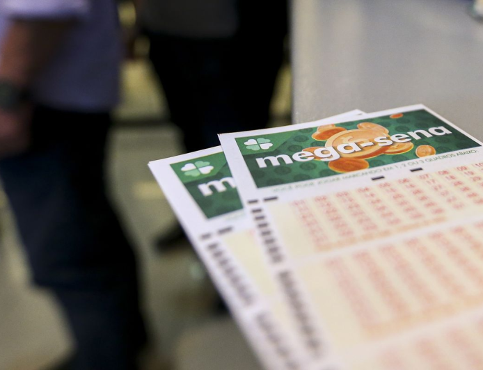 Mega-Sena acumula e pode pagar R$ 100 milhões sábado