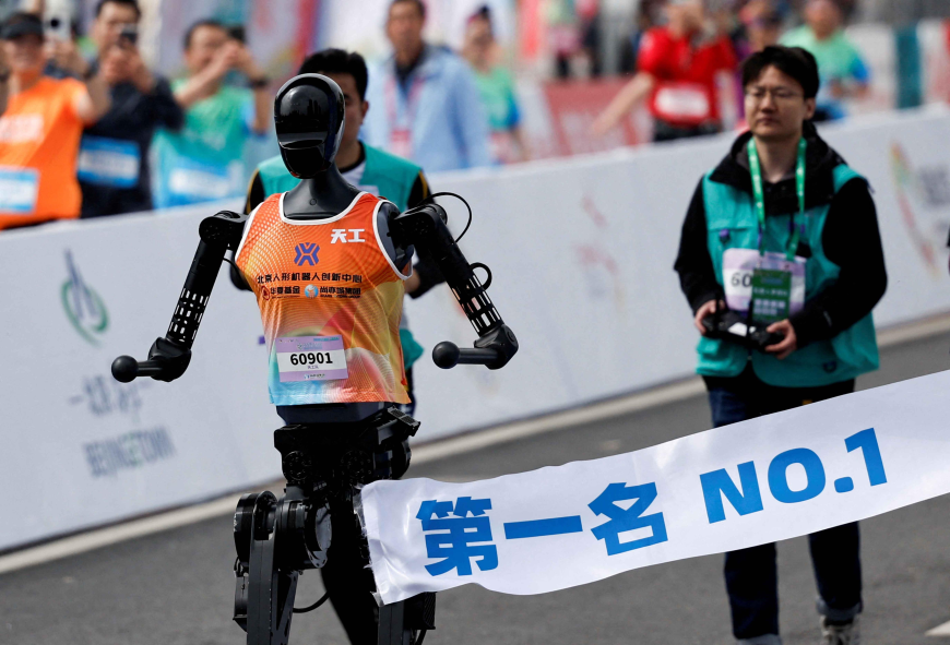 Robô vence meia-maratona e supera recorde humano