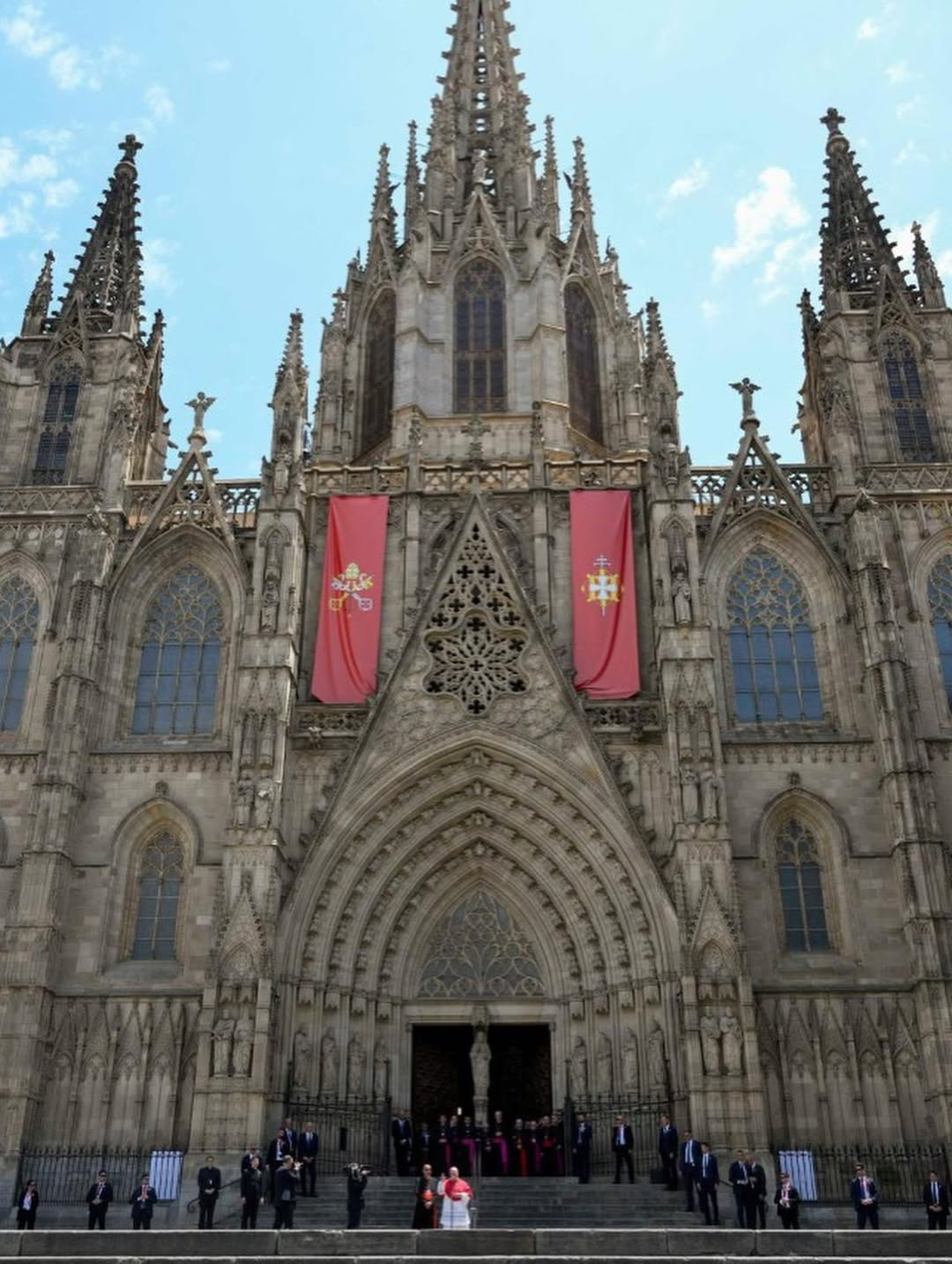 Papa Leão XIV visita Sagrada Família e abençoa torre mais alta do mundo