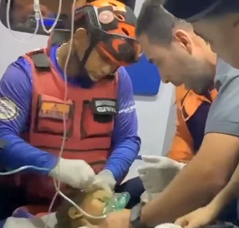 Equipe internacional salva menino de três anos preso em escombros venezuelanos