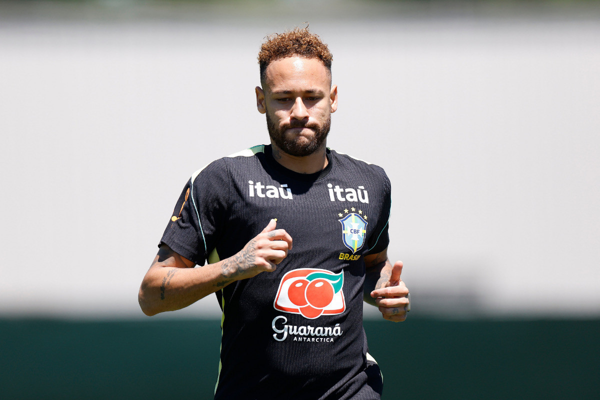 Craque Neymar surpreende torcedores e volta a treinar com bola