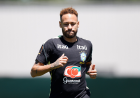 Craque Neymar surpreende torcedores e volta a treinar com bola