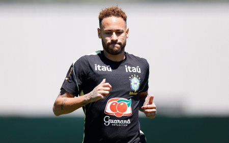 Craque Neymar surpreende torcedores e volta a treinar com bola