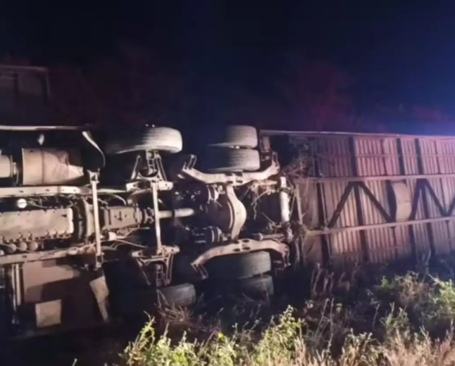 Acidente com ônibus de time de basquete deixa mortos e feridos no Ceará