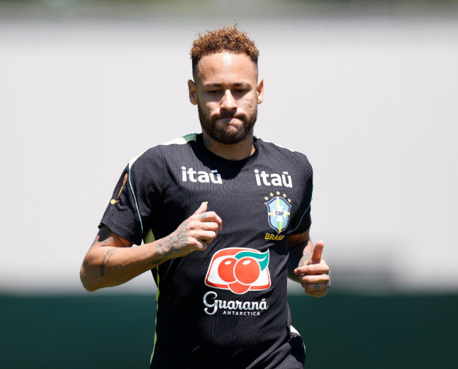 Craque Neymar surpreende torcedores e volta a treinar com bola
