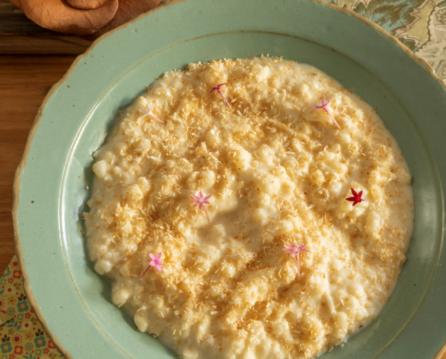 Receita Festa Junina: Canjica Cremosa com Amendoim e Coco Fresco