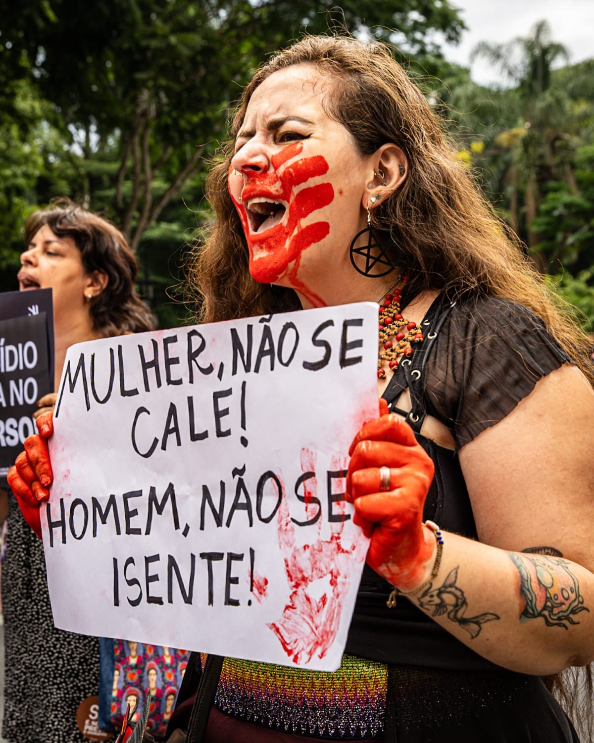 Brasil registra recorde de feminicídios enquanto homicídios caem