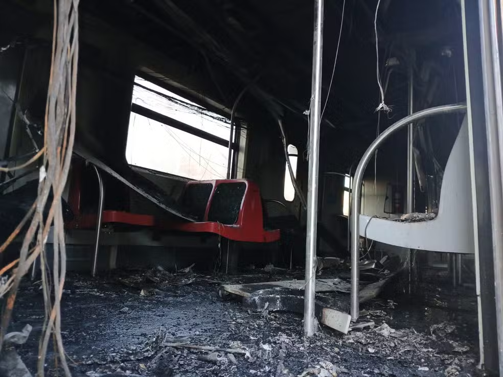 Explosão assusta passageiros e paralisa três linhas de trens em SP