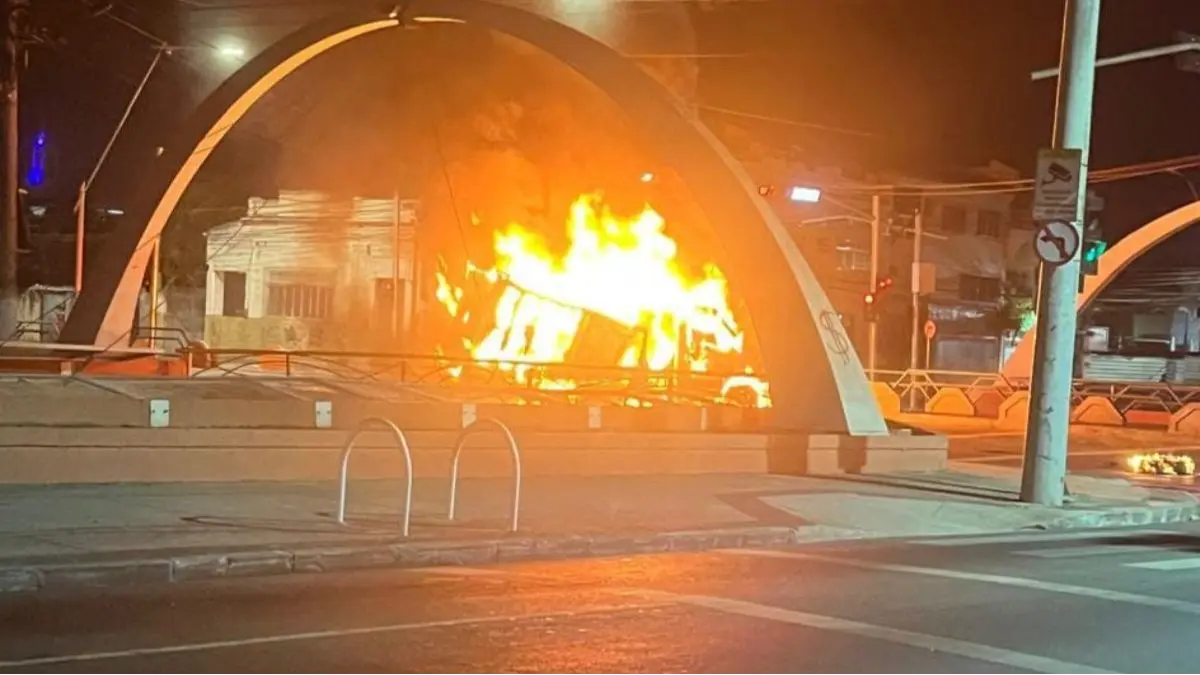 Colisão violenta incendeia caminhão durante madrugada em Campos dos Goytacazes RJ