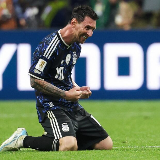 Garra argentina derruba ingleses no fim e garante vaga