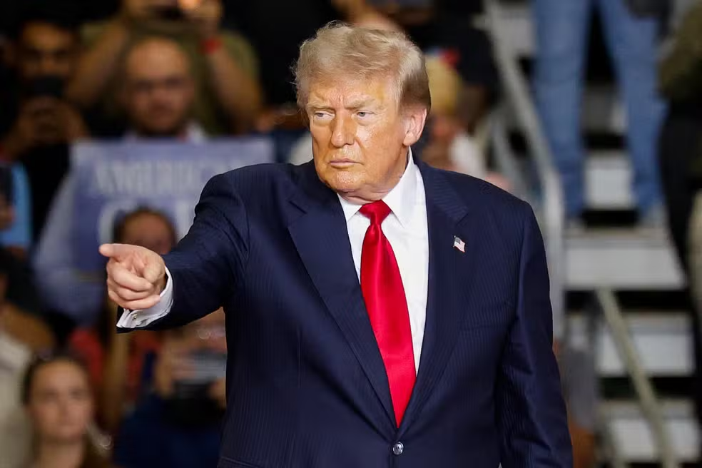 Trump prorroga tarifa pesada e acusa Brasil de interferência econômica