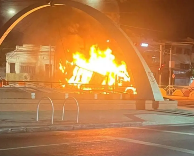 Colisão violenta incendeia caminhão durante madrugada em Campos dos Goytacazes RJ