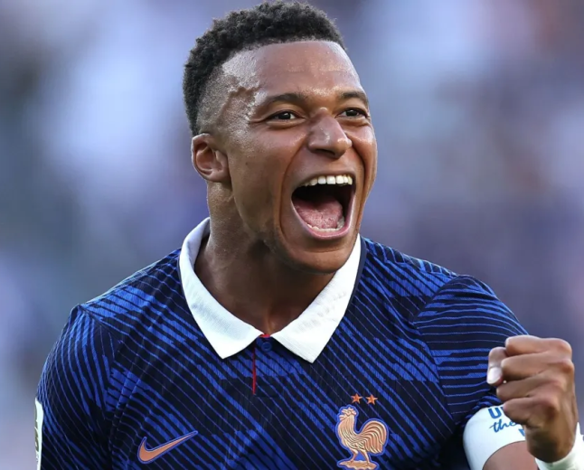 Atacante francês Kylian Mbappé alcança topo histórico dos artilheiros