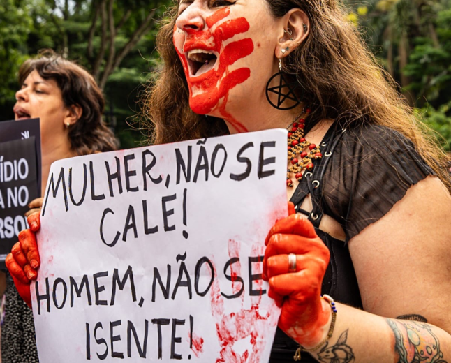 Brasil registra recorde de feminicídios enquanto homicídios caem