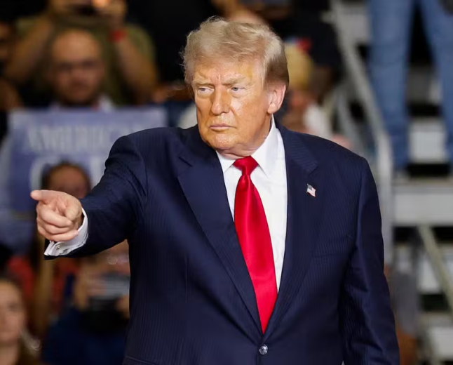 Trump prorroga tarifa pesada e acusa Brasil de interferência econômica
