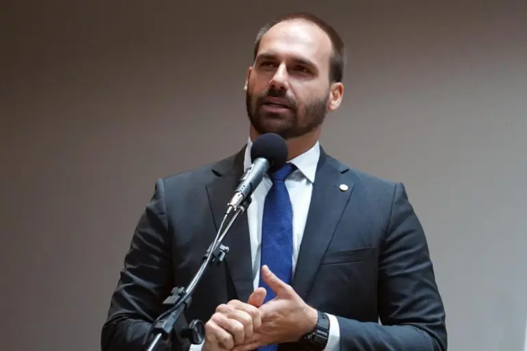 Caixa leiloa apartamento de Eduardo Bolsonaro após falta de pagamento