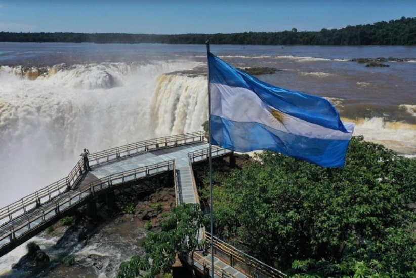Argentina desmonta passarela turística para enfrentar cheias extremas