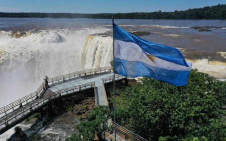 Argentina desmonta passarela turística para enfrentar cheias extremas