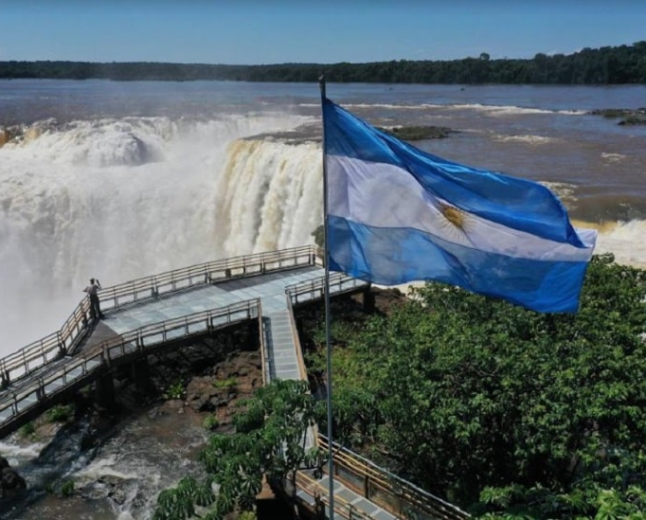 Argentina desmonta passarela turística para enfrentar cheias extremas