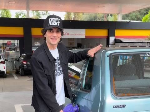 Fiuk celebra venda de mais um carro em meio à crise financeira