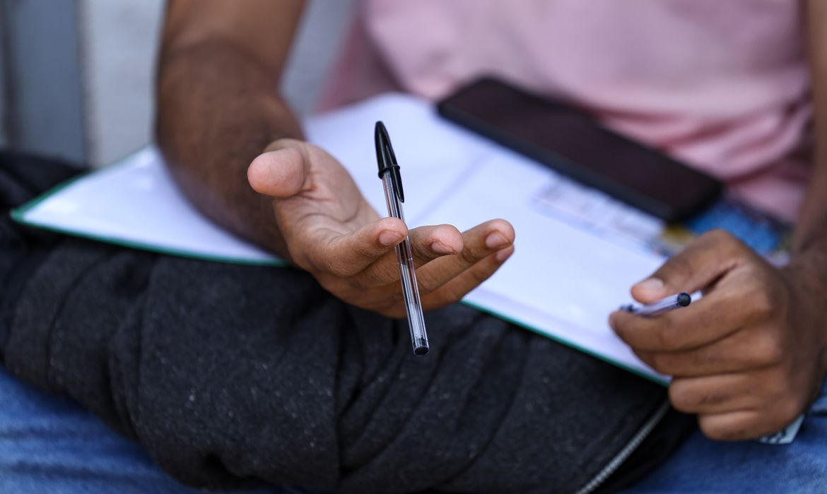 MEC lança Guia do Enem com orientações, vídeos e aplicativos para estudantes