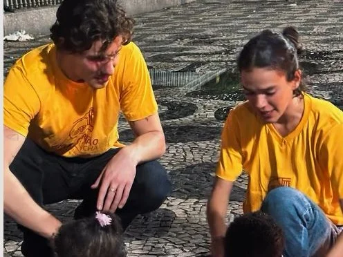Shawn Mendes e Bruna Marquezine distribuem quentinhas para pessoas em situação de rua no Rio