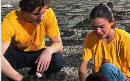 Shawn Mendes e Bruna Marquezine distribuem quentinhas para pessoas em situação de rua no Rio