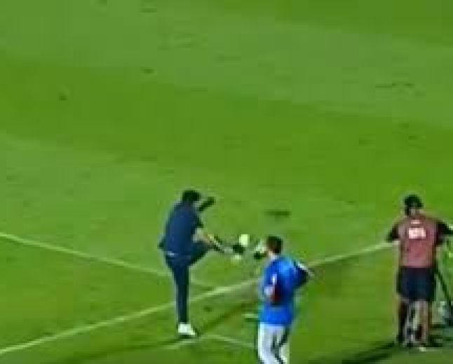 Abel Ferreira é denunciado no STJD por chutar microfone em jogo entre Palmeiras e Mirassol