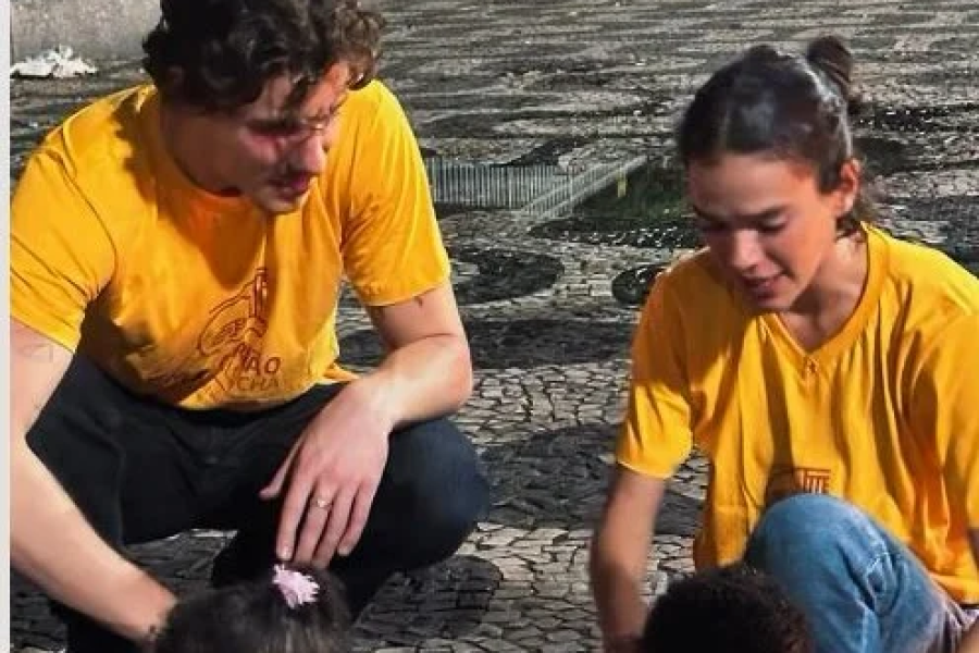 Shawn Mendes e Bruna Marquezine distribuem quentinhas para pessoas em situação de rua no Rio