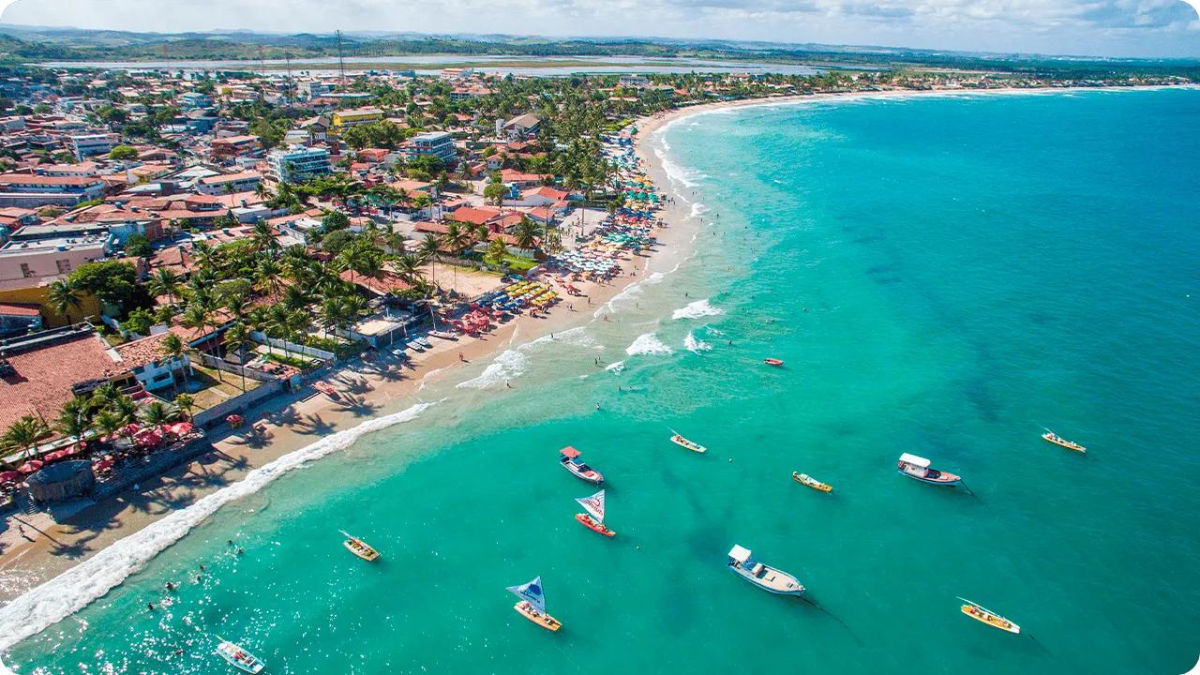 Paisagem de um destino turístico brasileiro com praia e natureza.
