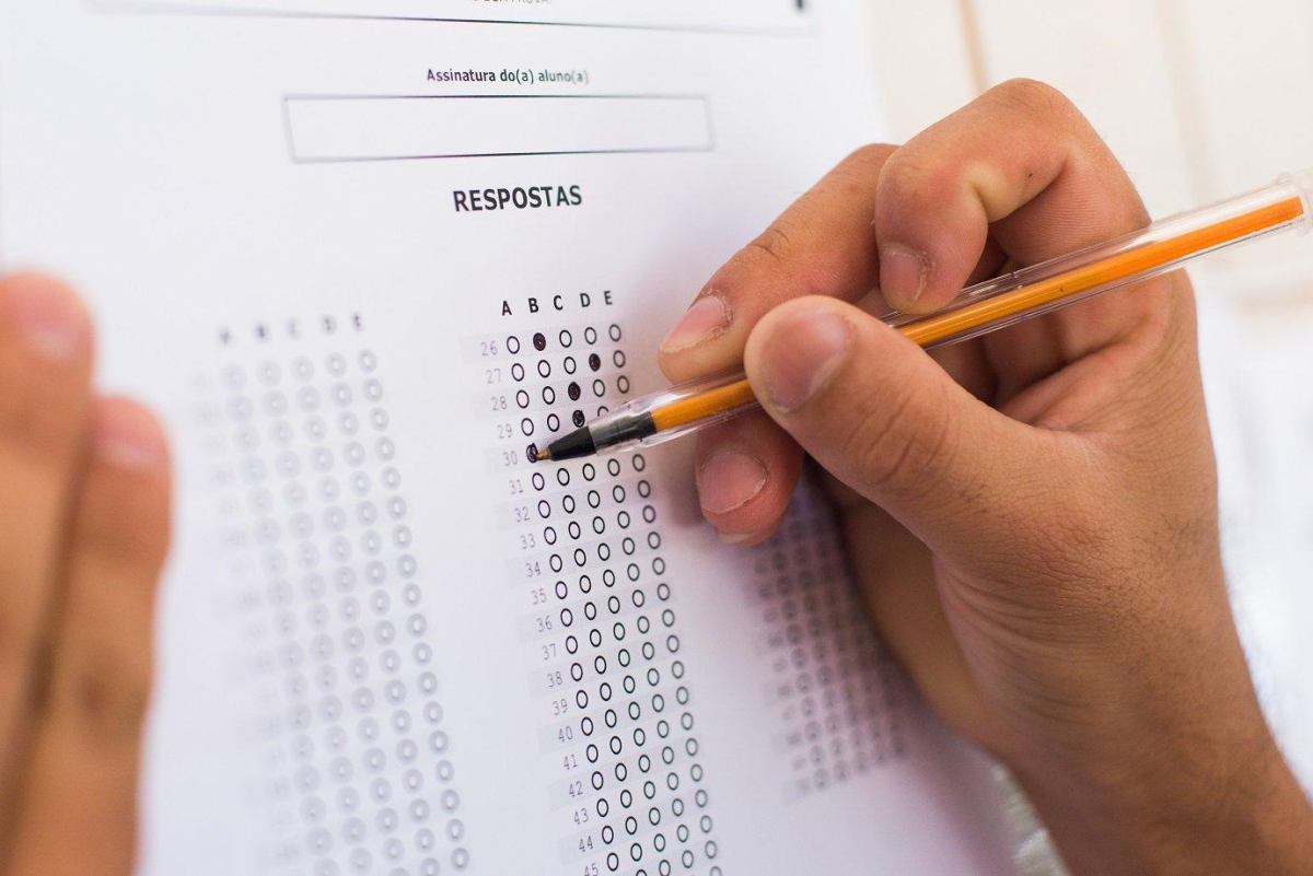 A prática com questões de provas anteriores ajuda o estudante a desenvolver conhecimentos, interpretação e gestão do tempo.