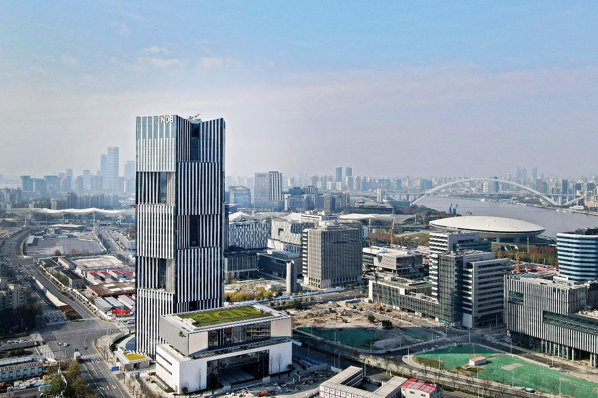 Edifício moderno associado ao Novo Banco de Desenvolvimento, instituição financeira criada pelos países fundadores do BRICS para financiar projetos de infraestrutura e desenvolvimento sustentável.