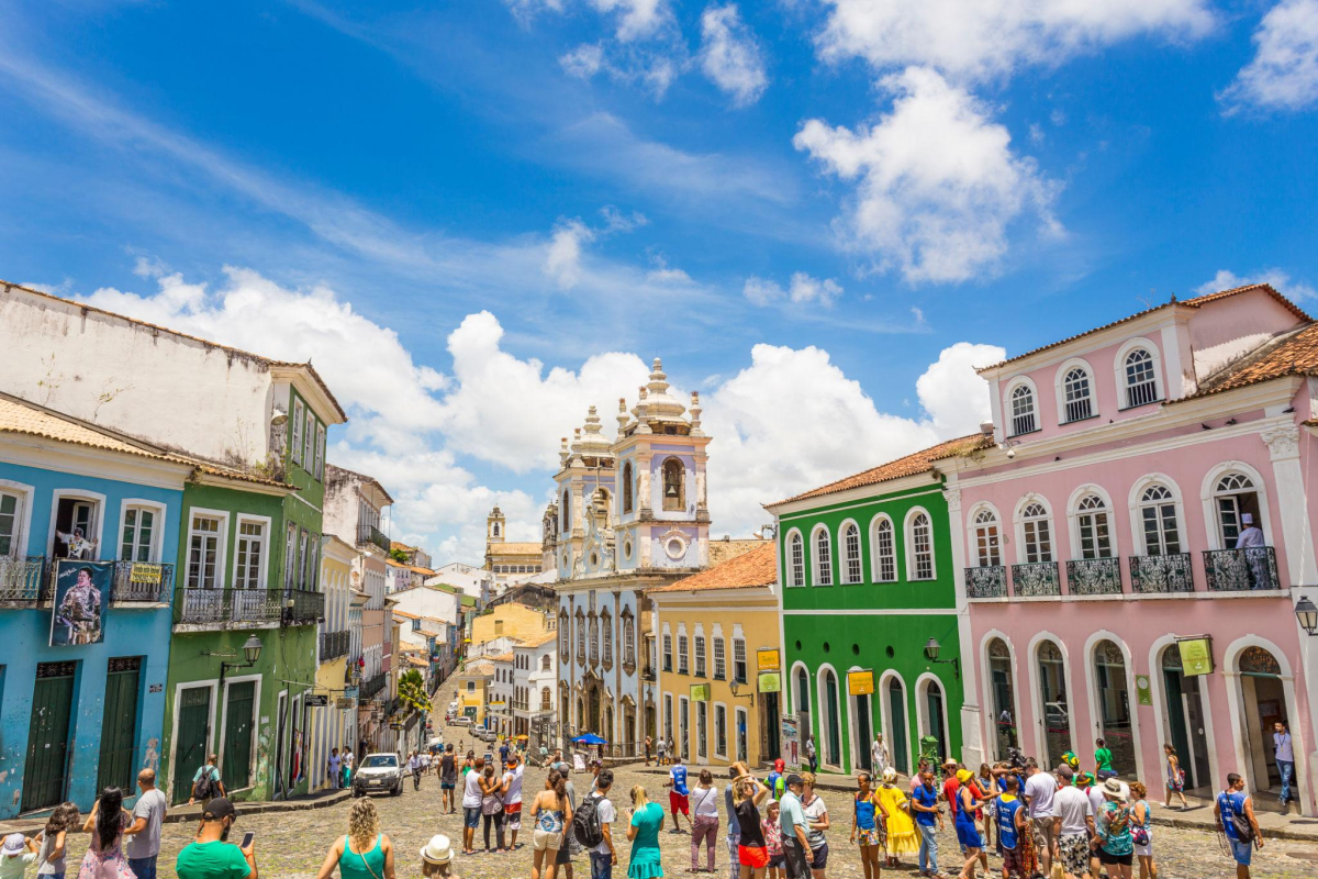 Turistas caminhando por um centro histórico brasileiro.