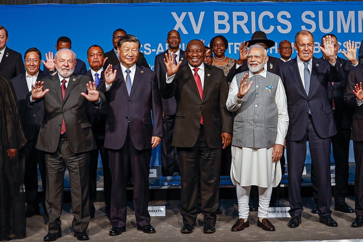 Representação de uma cúpula internacional do BRICS, com líderes e bandeiras dos países participantes, simbolizando a cooperação política e econômica.