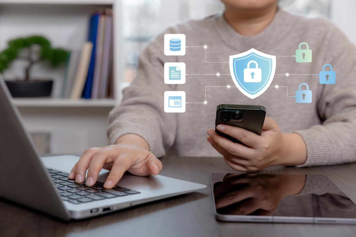 Pessoa utilizando dispositivos digitais em um ambiente que representa privacidade, segurança e proteção de informações pessoais.